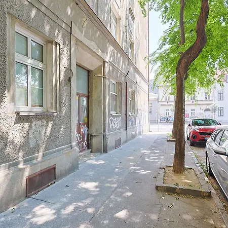 Cozy & Spacious Family Near Train Station Pozsony