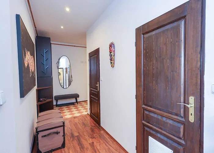 Cozy & Spacious Family Near Train Station