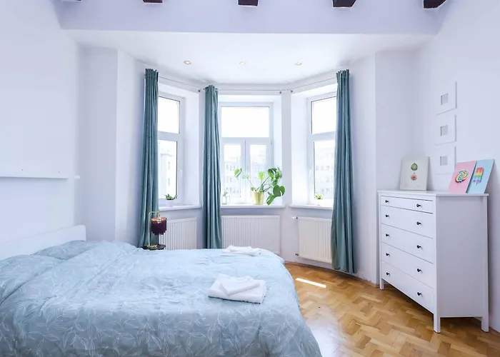 Cozy & Spacious Family Near Train Station *