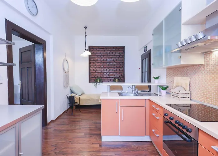 Cozy & Spacious Family Near Train Station *