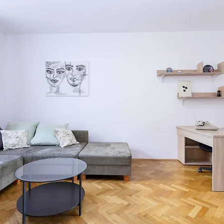 דירה Cozy & Spacious Family Near Train Station