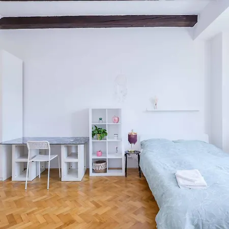 Cozy & Spacious Family Near Train Station דירה *