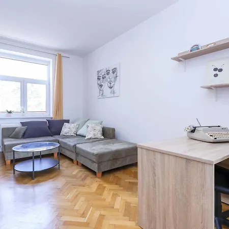 Cozy & Spacious Family Near Train Station דירה