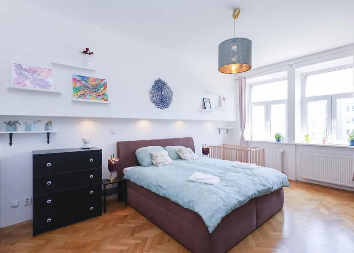 Cozy & Spacious Family Near Train Station *