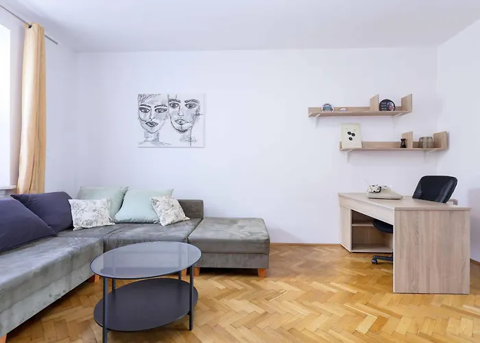 Apartmán Cozy & Spacious Family Near Train Station