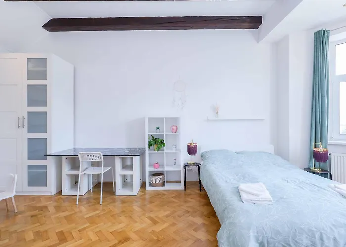 Cozy & Spacious Family Near Train Station Apartmán *