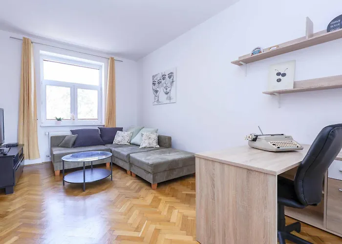 Cozy & Spacious Family Near Train Station Apartmán